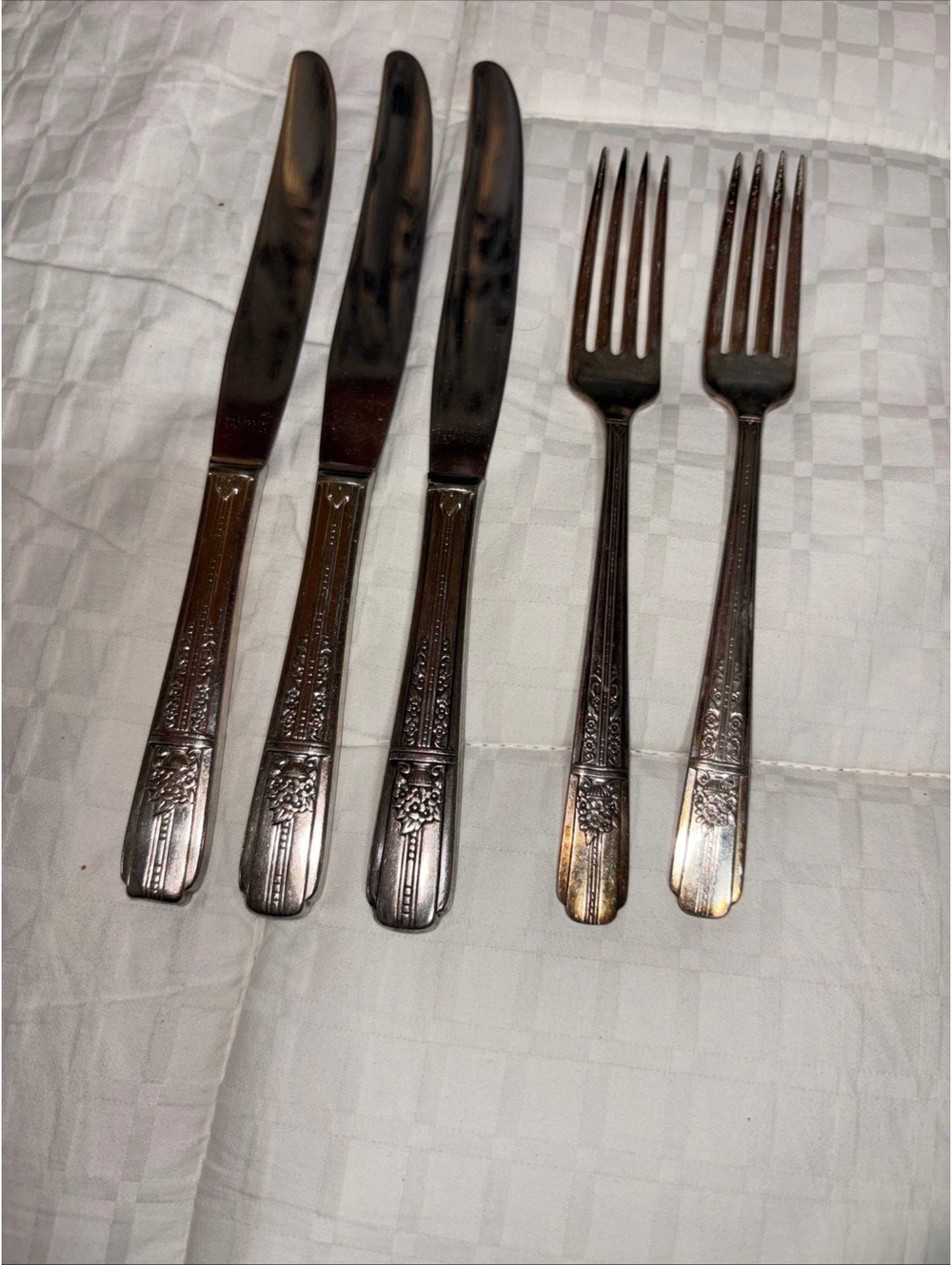 Celebrity-Wild Rose (Silverplate, 1939) by Oneida Silver  3 knives 2 forks